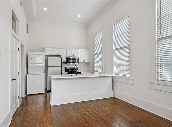 2nd image of 2016 Baronne St APT C