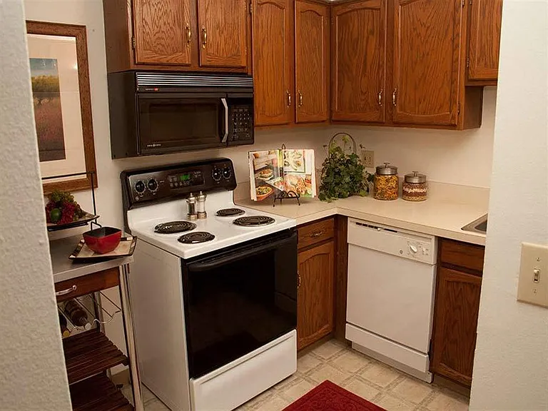 Castlewood Apartments — Photo 26