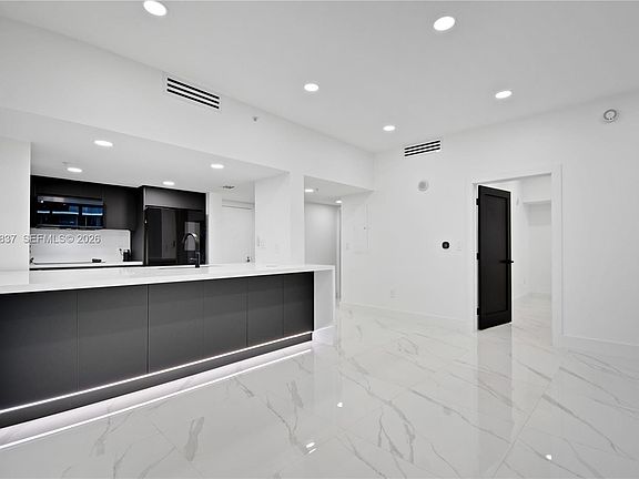 4th image of 1800 N Bayshore Dr APT 512
