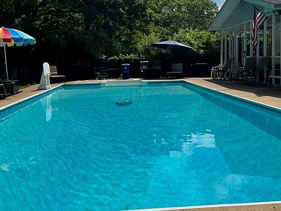 4th image of 25 Carolyn Ln