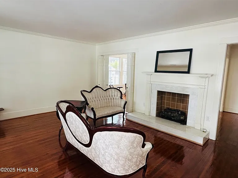 113 E North St — Photo 2