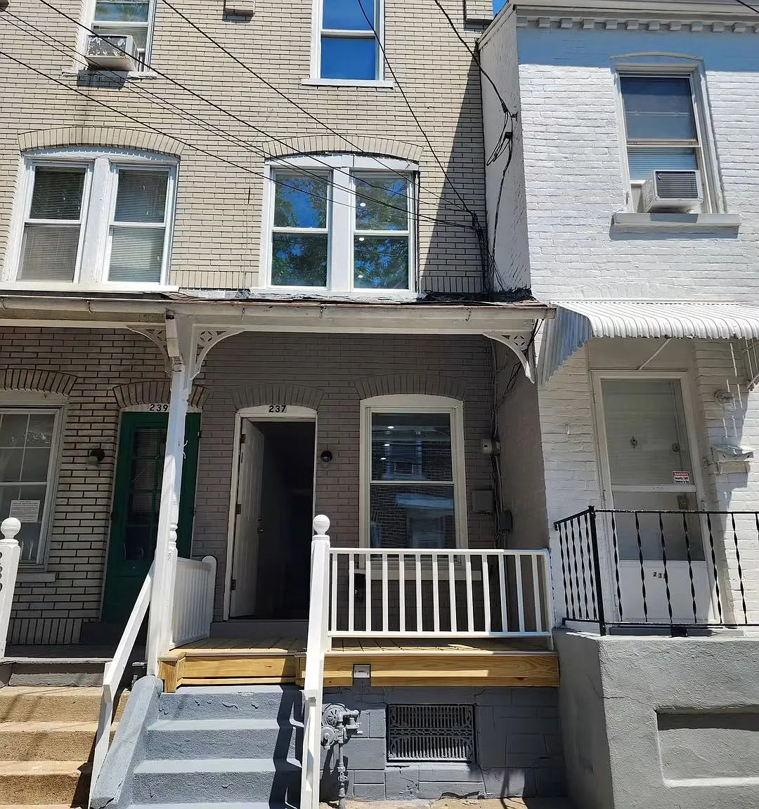 4 bed, 1290 sqft, $2,000 — Photo 1