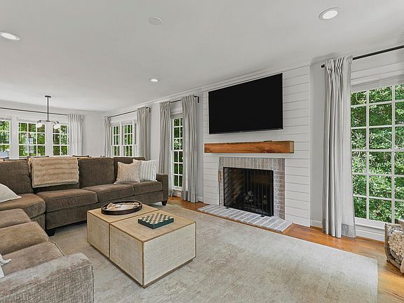 5th image of 1013 New Chester Ct