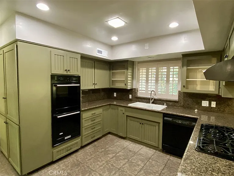1693 N Euclid Ave — Photo 24