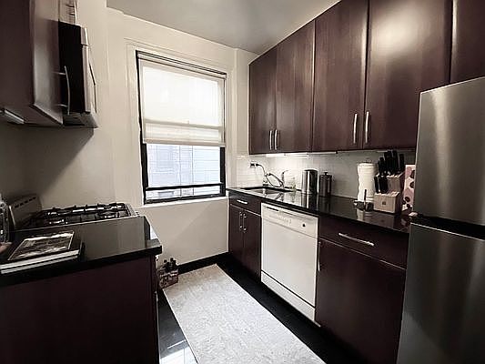 4th image of 330 E 43rd St #910