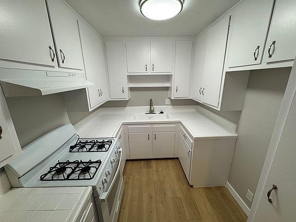 5th image of 5333 Russell Ave APT 204