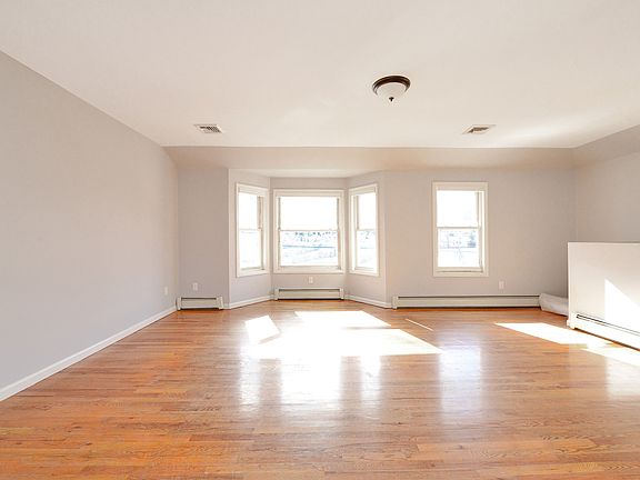 4th image of 59-19 Fresh Meadow Ln