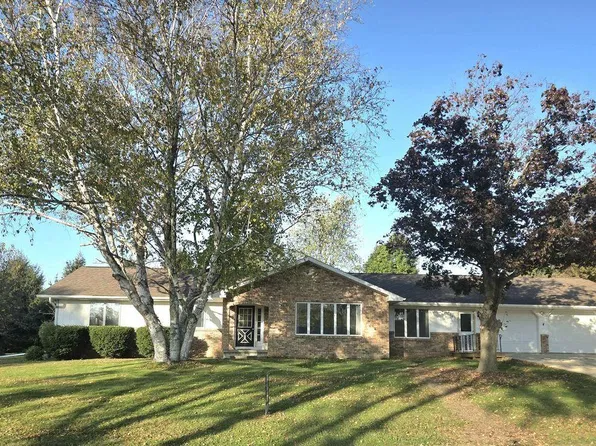 411 Westwood Ave, Strawberry Point, IA 52076