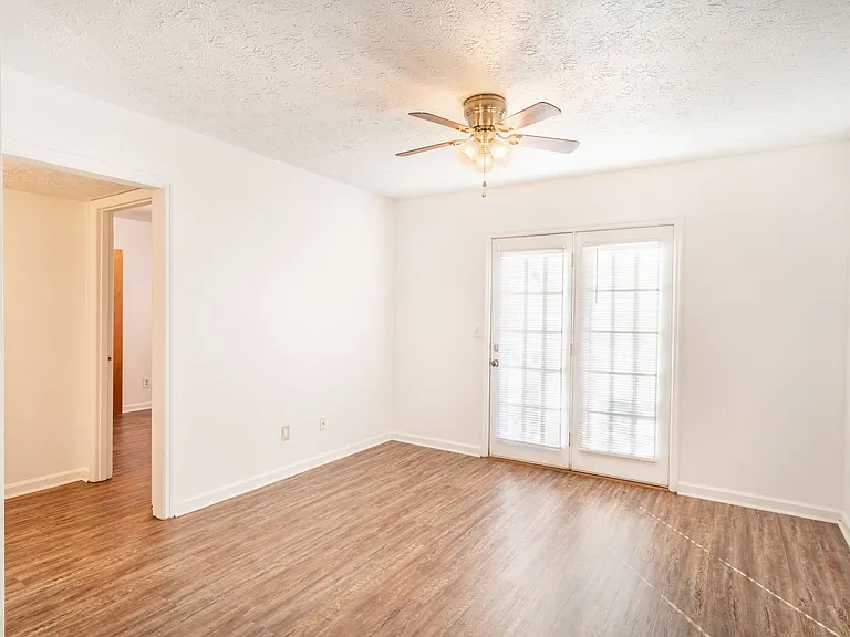210 Mountain St NW — Photo 2