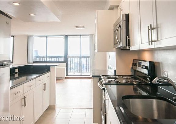 the-towers-at-longfellow-beacon-hill-interior-kitchen-19