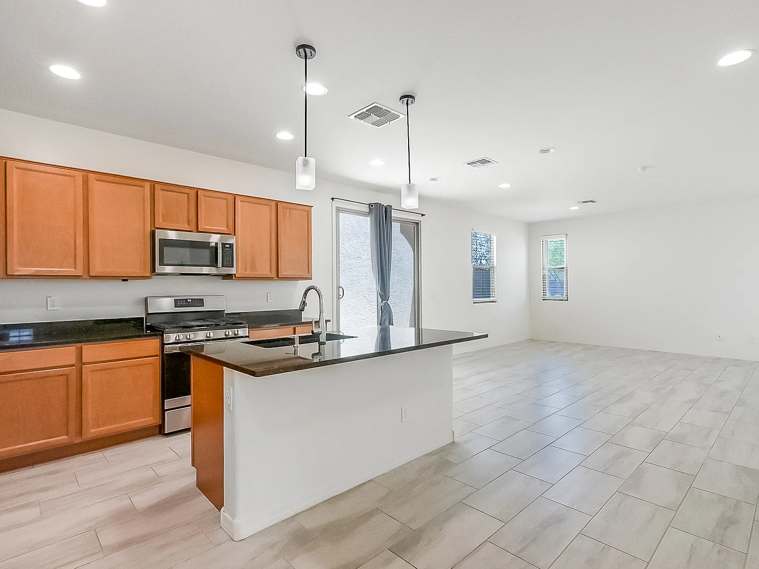 3 bed, 2.5 bath, 1839 sqft, $1,900 — Photo 4