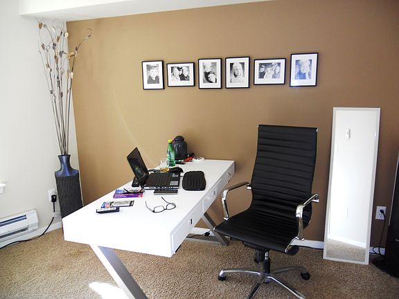 2nd bedroom w/balcony perfect for home office