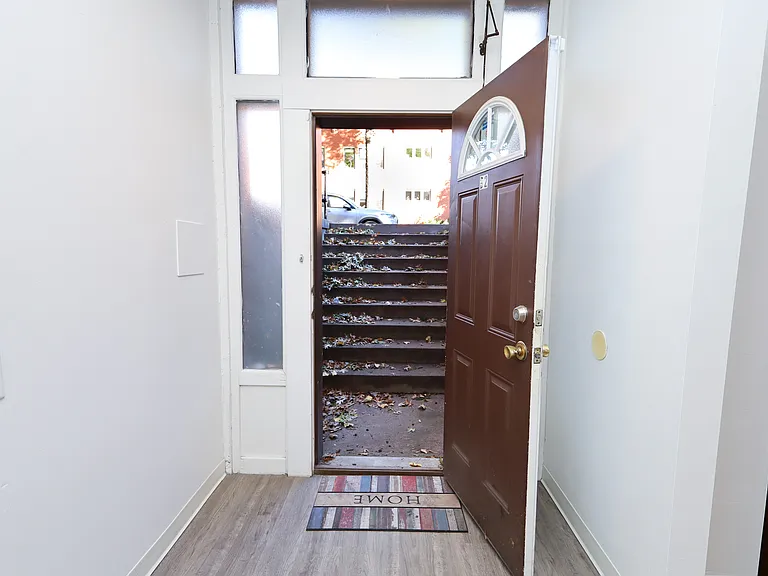 Yale Apartments — Photo 32