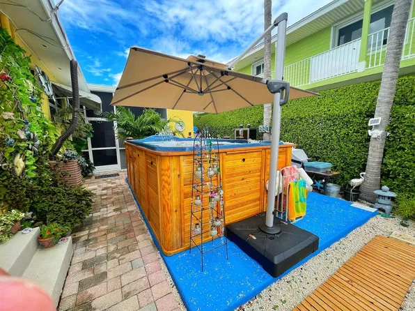 611 8th St, Key Colony Beach, FL 33051