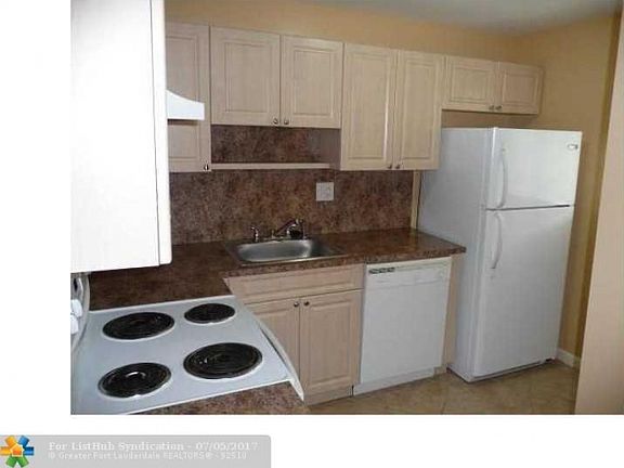 3rd image of 104 Gardens Dr APT 106