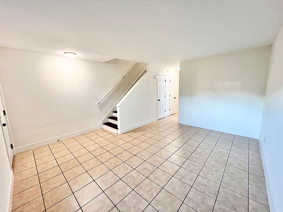Entryway/Livingroom