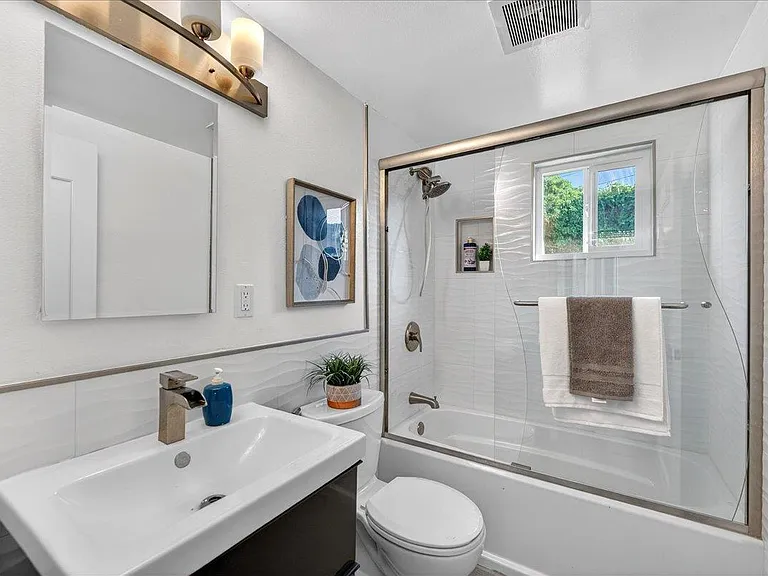 854 Lakewood Dr — Photo 3