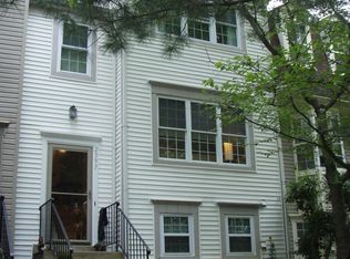 2397 Hunters Square Ct, Reston, VA 20191