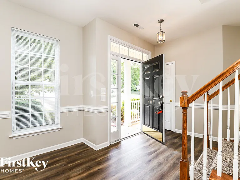 705 Hawthorn Ridge Dr — Photo 3