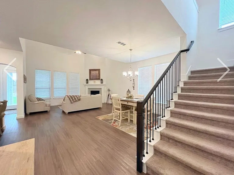 2410 Doncaster Dr — Photo 3
