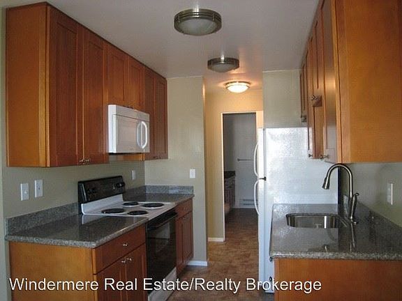 3rd image of 3326 Lombard Ave