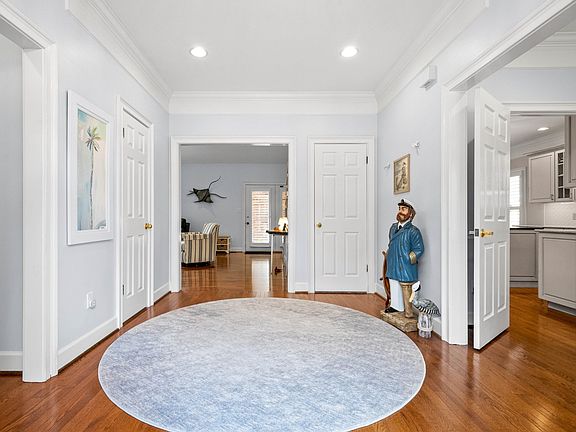 5th image of 308 Peartree Dr
