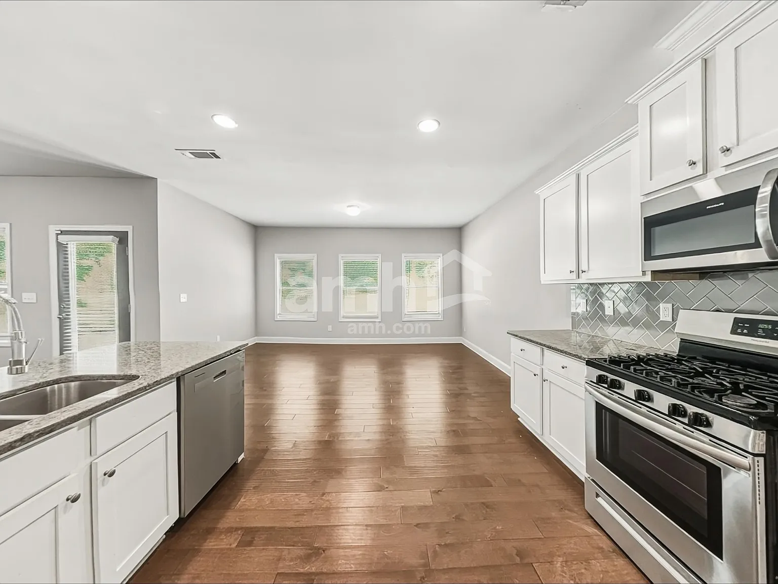 5 bed, 4.5 bath, 3662 sqft, $3,365 — Photo 3