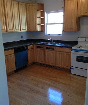 2nd image of 5725 N Maplewood Ave #2