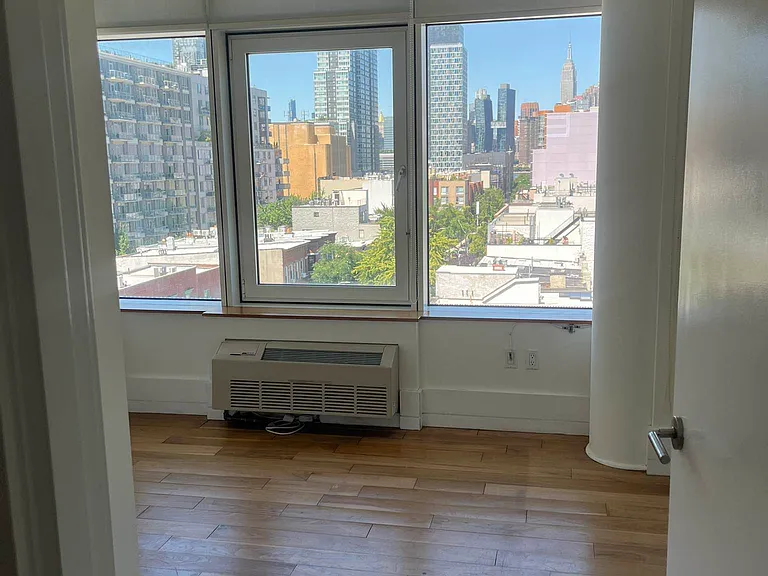1017 Jackson Ave #6B — Photo 3