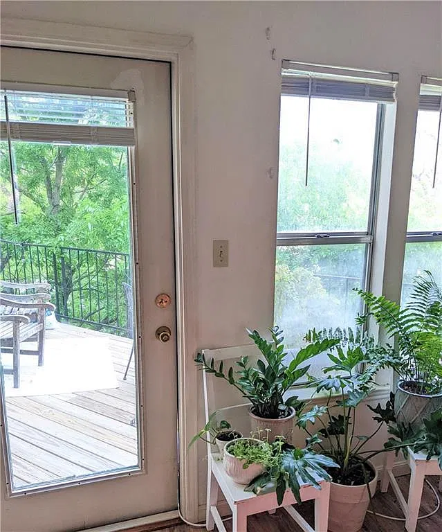 3 bed, 1.0 bath, 1078 sqft, $2,200 — Photo 2