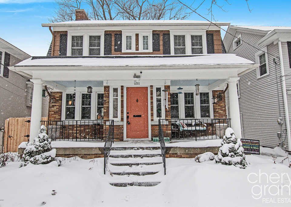 1st image of 651 Rosewood Ave SE