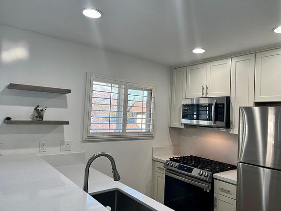 4th image of 820 Villa Ln