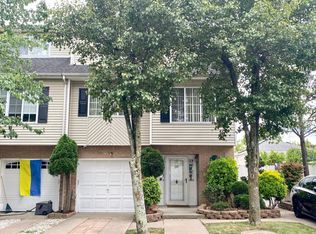 18 Hemlock Ln #2F, Staten Island, NY 10309