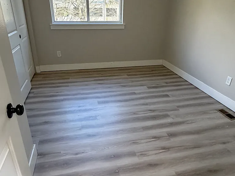 84 Logan Ave S — Photo 5