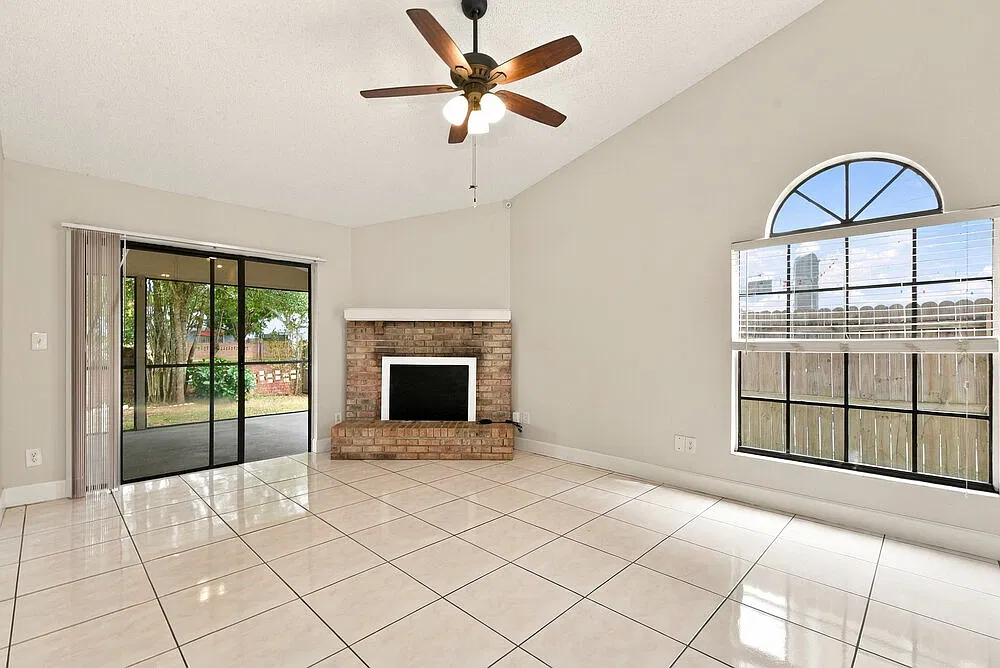 3 bed, 2.0 bath, 1625 sqft, $2,565 — Photo 4