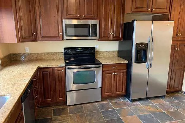 3 bed, 2.5 bath, 1698 sqft, $5,100 — Photo 2