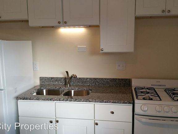 3rd image of 1441 N Franklin Pl APT 1