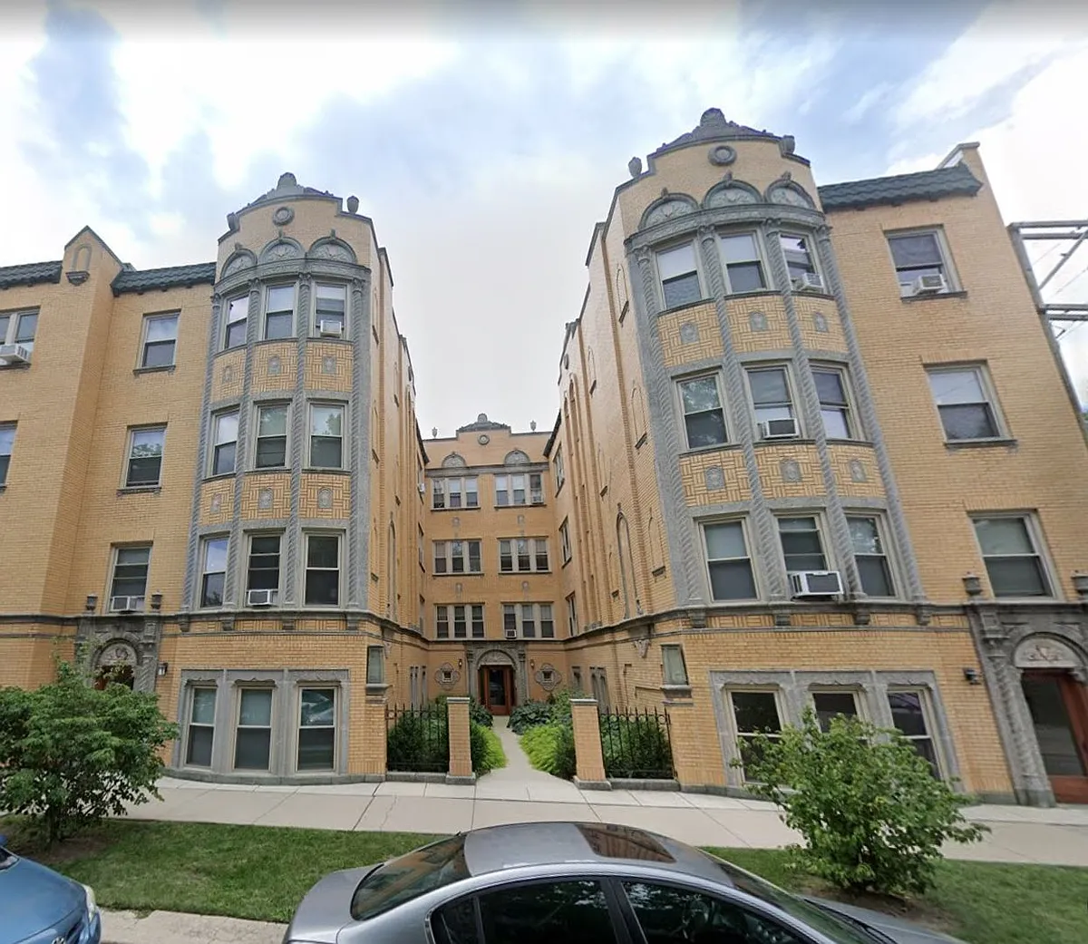 Building Photo - 3403 W Balmoral Ave #2