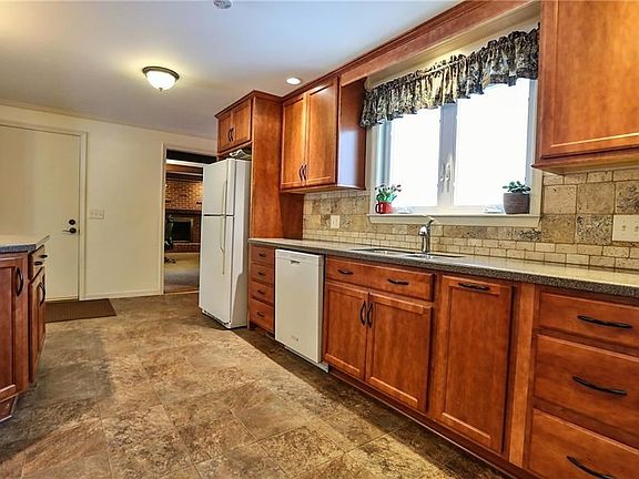 5th image of 23 Candlewick Dr