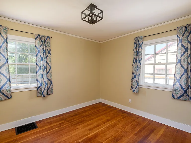 335 NE Kearney Ave — Photo 11