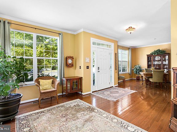 3rd image of 24 Hobart Ln