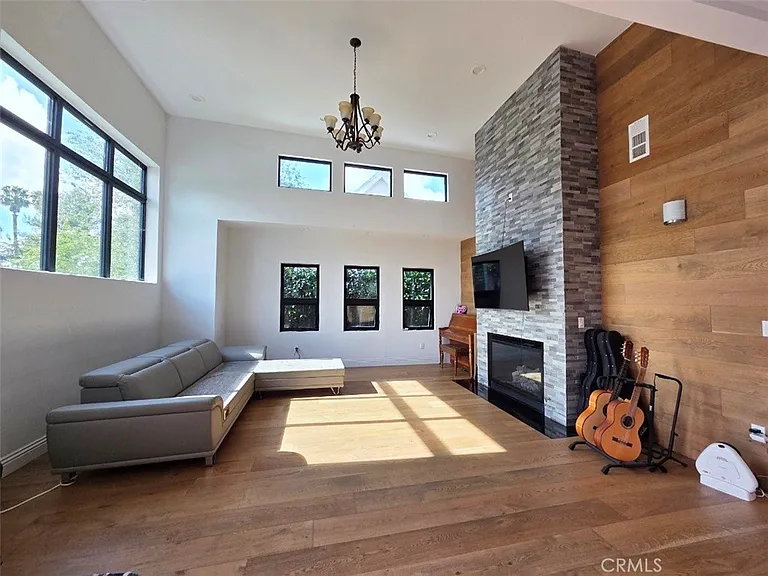 915 S Rimpau Blvd — Photo 4
