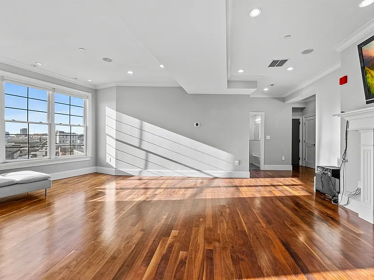 99 D St #PENTHOUSE — Photo 9