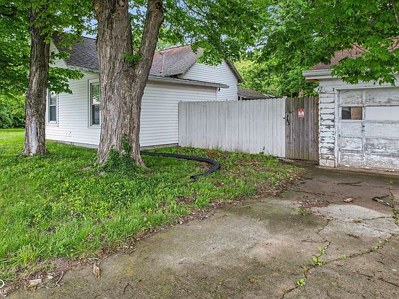 3rd image of 8821 Ogden Dunes Dr