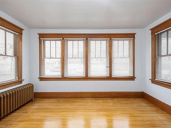 5th image of 381 Winspear Ave