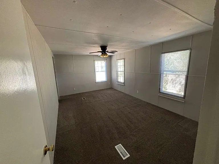 322 Derrick St — Photo 10