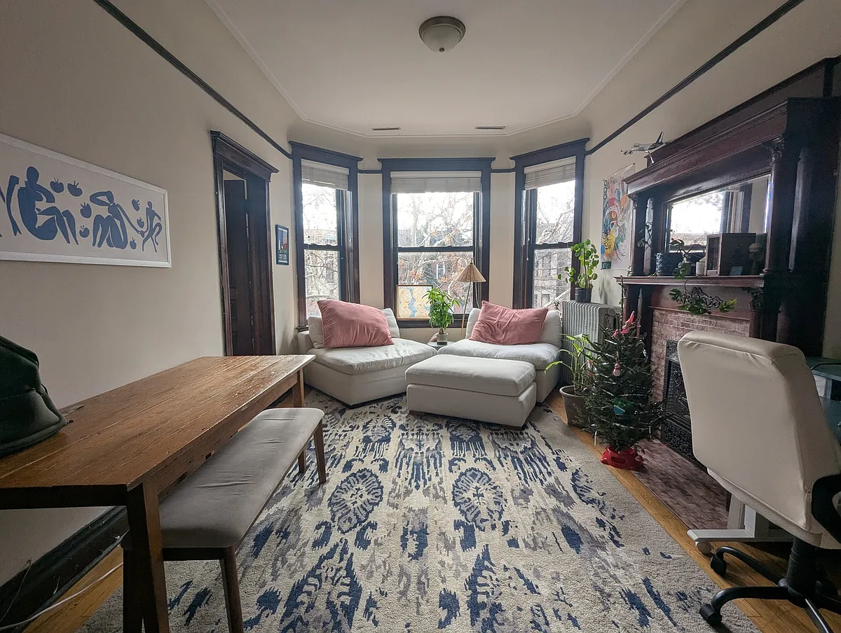 Building Photo - 864 W Newport Ave #3