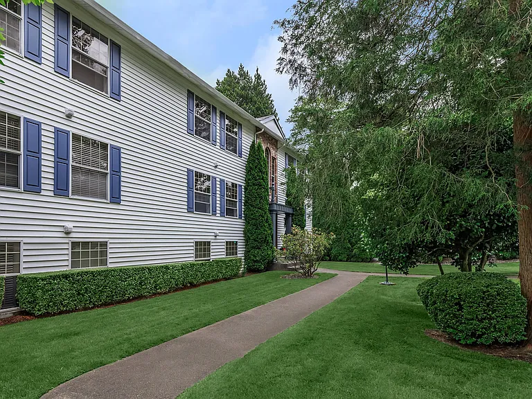 Grandview Apartments — Photo 25