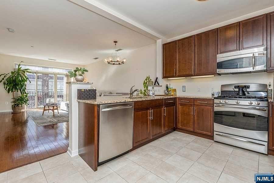 1st image of 3320 Riverview Ave #320