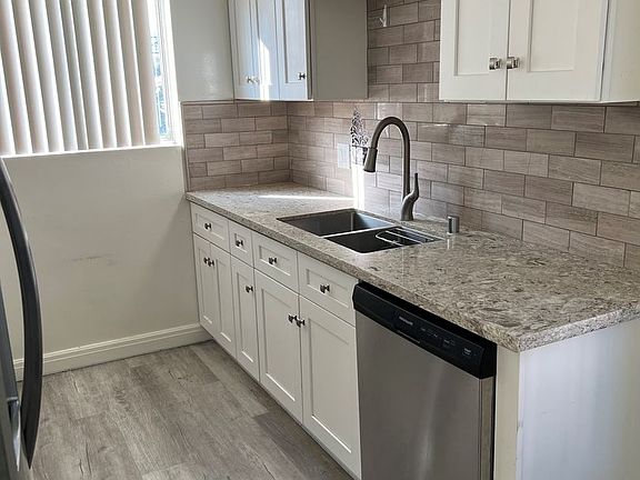 2nd image of 1137 Campbell St #12